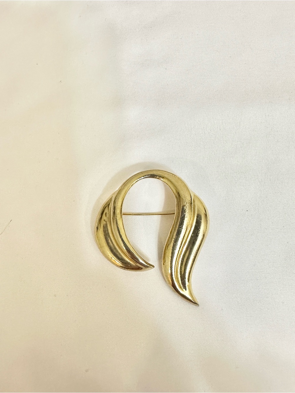 Vintage 1970s-1980s Signed M. JENT openwork gold-tone brooch